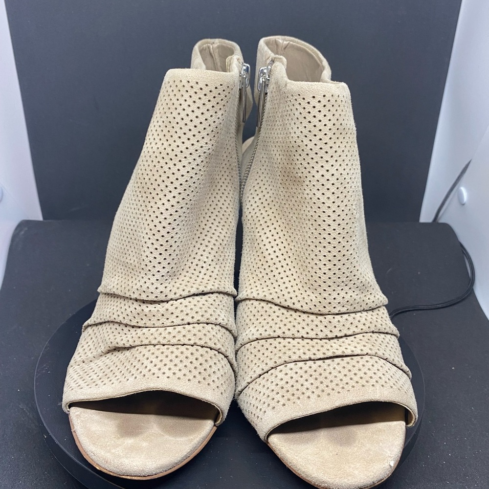 Vince Camuto Beige Peep-Toe Ankle Booties EUC size 8.5